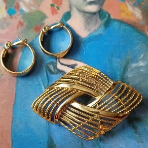 Monet Brooch & Monet Patent Earrings Gold-toned Set 💫✨️